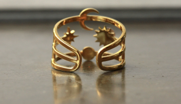 Himmlischer Ring mit Sonne Mond und Sterne mit Amethyst als vergoldeter Astrologie schmuck das perfekte Geschenk für sie